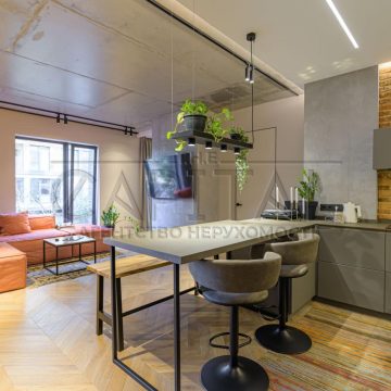 Продаж 2 кімн. квартири по вул. Набережно-Рыбальская дорога 9