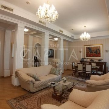Sale of 5 rooms. Apartments on the street Sofievskaya 25