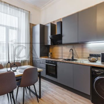 Оренда 5 кімн. квартири по вул. Костянтинівська 1