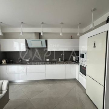 Sale of 3 rooms. Apartments on the street Dniprovskaya emb. 23