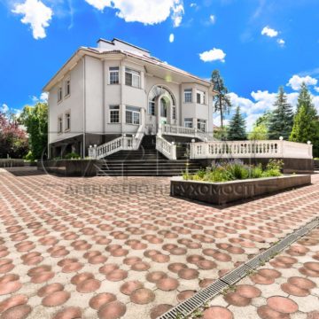 Продаж комерційної нерухомості по вул. Патріарха Володимира Романюка, 1720 м²