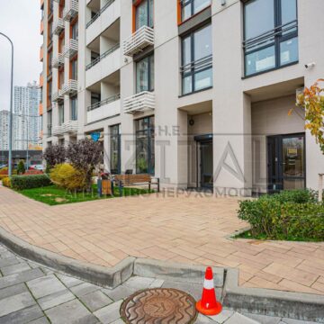 Продаж комерційної нерухомості по вул. Дніпровська наб., 90 м²