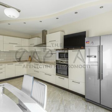 Продаж 3 кімн. квартири по вул. Дмитрівська 75