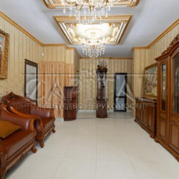 Продаж комерційної нерухомості по вул. Ахматової Анни, 240 м²