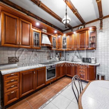 Продаж 3 кімн. квартири по вул. Дмитрівська 69