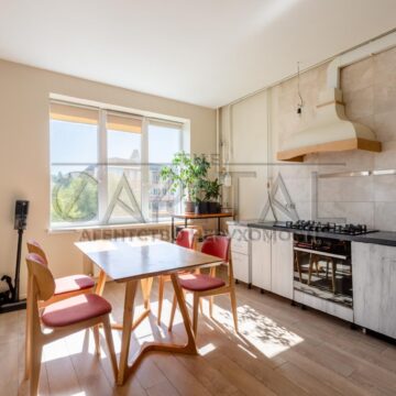 Продаж 2 кімн. квартири по вул. Бузька 8