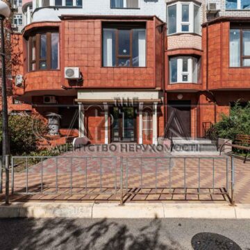 Продаж комерційної нерухомості по вул. Калнишевського Петра, 189 м²