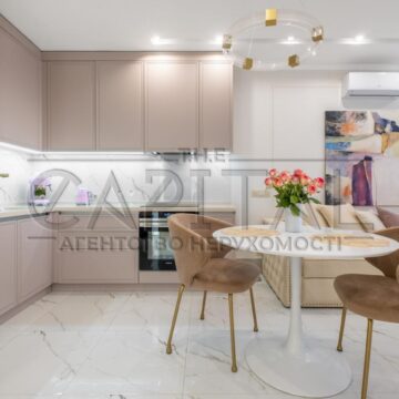 Продаж 1 кімн. квартири по вул. Дніпровська наб. 18А